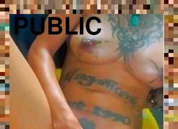 masturbation, public, gode-ceinture, ébène, lesbienne, solo, femme-dominatrice, tatouage