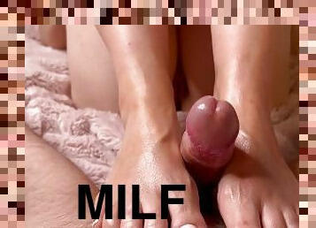 masturbation, amateur, ejaculation-sur-le-corps, énorme-bite, milf, couple, pieds, point-de-vue, ejaculation, branlette-avec-les-pieds