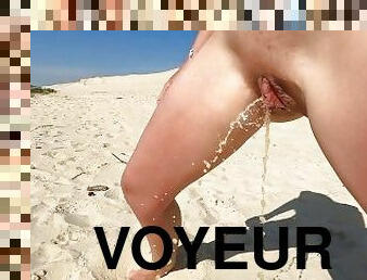 GROSSE ENVIE DE PISSER elle se pisse dessus à la plage et doit faire plaisir aux voyeurs SEX PUBLIC