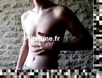 Un Mignon Franais de 18 ans fait un strip tease et se touche