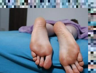 Restless bare feet during a crazy dream (BIG feet, colorful soles, barefoot teasing, foot voyeur)