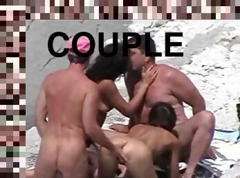 na-rua, swingers, mulher-madura, vintage, casal, sexo-em-grupo, praia, europeia, euro, morena