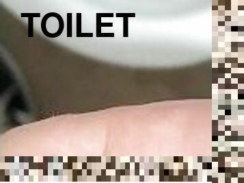 bearded male peening ín toilet