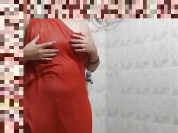 Desi Bhabi bathroom dance..in