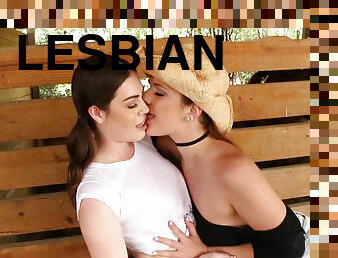 di-tempat-terbuka, sayang, lesbian-lesbian, remaja, bertiga, normal, posisi-wajah-menghadap-kemaluan