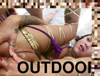 Bonnie Rotten squirts all over while getting her butthole drilled outdoor