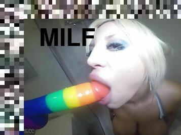 perse, vannis, suurtiss, masturbatsioon, milf, blond, dildo, dušš, soolo, narrimine