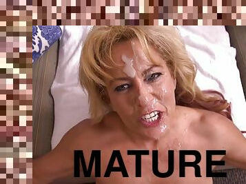 gros-nichons, mature, ejaculation-sur-le-corps, milf, maman, branlette, point-de-vue, sur-le-visage, ejaculation, blonde