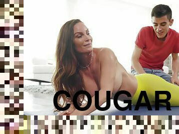 Horny cougar Diamond Foxxx hardcore sex video with Jordi