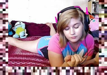 Plumper Blond Hair Lady Gamer Feet Up Nut - Masturbation