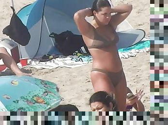 Curvy tanned girl makes me horny on the beach