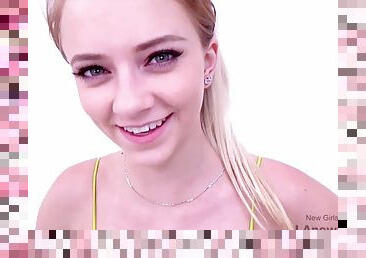 Blond Hair Girl Sweetie Enjoys Blowing Big Penis In Studio