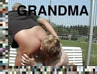 nagymama, öreg, szabadban, nyilvános, anális, szopás, kilövelés, nagyi, kemény, német
