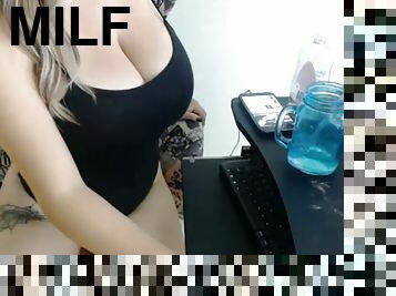 Stunning thick webcam milf masturbation