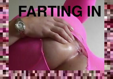 Farting in ripped leggings