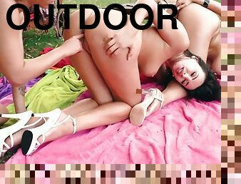 Bikini WAM dykes enjoy outdoor rimming and pussy 3some