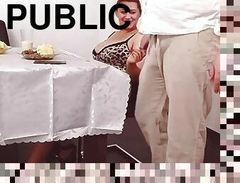 mayor, al-aire-libre, público, coño-pussy, mamada, paja, pareja, bajo-la-falda, jóvenes18, vieja