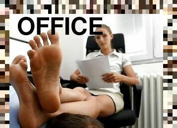 birou-office, slclav, picioare, mama-mother, fetish, cehoaica, sef, dominare, femdom