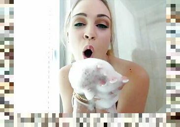 Teenage angel cali sparks works on colossal junk after bubble bath