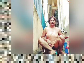 Today Exclusive-sexy Bhabhi Bathing