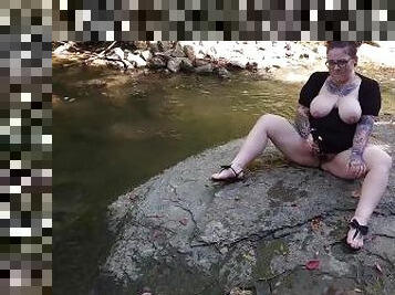 gros-nichons, poilue, orgasme, en-plein-air, public, giclée, amateur, milf, maman, belle-femme-ronde