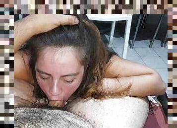 Adicta a la verga de su padrastro se sacia su morbo mientras su novio trabaja