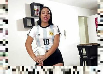 Jugando al Futbol con mi Hermosa Madrastra - Es Facil Seducir a mi Hijastro con un Traje de Futbol