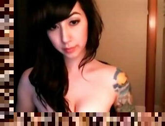 Naked camgirl with a sexy sleeve tattoo