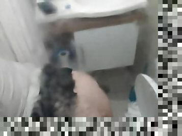 Pasoprima assanhada invade banheiro