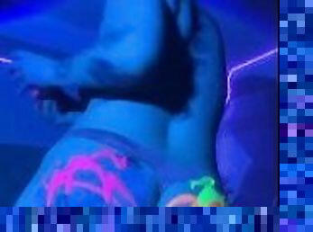 Big ass babe twerks with neon paint ????