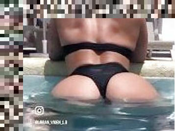 Only fans @urban_vixen twerks in a pool before playing with her girl friends