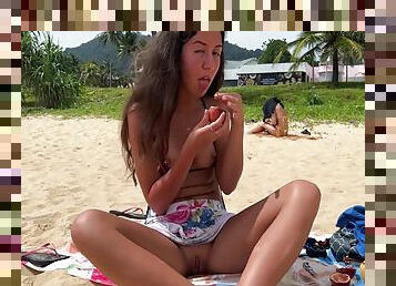 en-plein-air, public, chatte-pussy, cam, plage, voyeur, jupe-en-l’air, culotte, brunette, clignotant