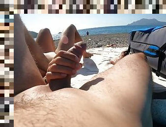 Une fille nous regarde nous masturber mutuellement nue à la plage publique @juicy_july sexe publique