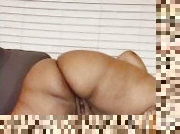 SEXY FLEXIBLE BBW BUSTS IT OPEN ON THE COUCH THEN MAKES IT CLAP TIL IT HURTS