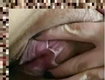 kadının-cinsel-organına-dokunma, mastürbasyon-masturbation, işeme, amcık-pussy, fışkıran-su, amatör, lezzo, zorluk-derecesi, vajinadan-sızan-sperm, bakış-açısı