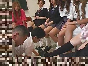 asiático, colegiala-schoolgirl, japonés, guapa, dolor, pelotas, dominación, dominación-femenina, chupando