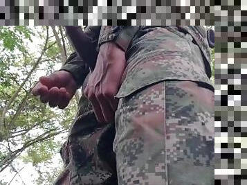 En lugar público y en el bosque lugar favoritos de este soldado colombiano para masturbarse