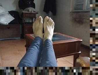 Feets legs showed