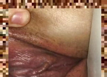 clitoris-bagian-atas-vagina-paling-sensitif, vagina-pussy, amatir, seorang-diri, meja, basah