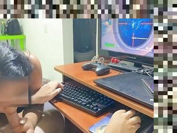 Mamada jugando fornite