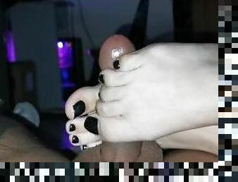 footjob mi novia me hace una paja con los pies