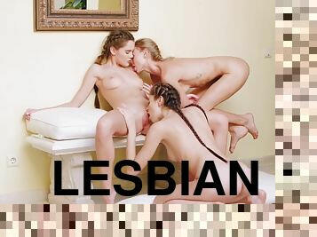 lesbian-lesbian, permainan-jari, bertiga, berambut-pirang, berambut-cokelat