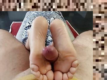 amateur, mature, ejaculation-sur-le-corps, milf, pieds, point-de-vue, ejaculation, fétiche, branlette-avec-les-pieds, brunette