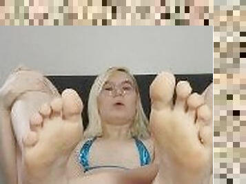 trans babe pounds her ass and shows sexy feet
