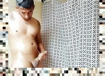 Moreno latino con enorme polla se masturba en el baño y termina con explosion de cum